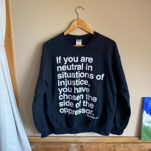 Crew-neck sweatshirt with Desmond Tutu quote - size M